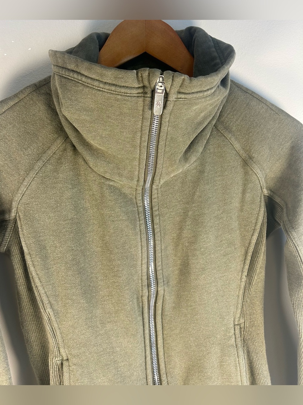 Lululemon Radiant Jacket II Size 2 Women’s Green Full Zip Sweater Thumbholes EUC - Picture 5 of 10
